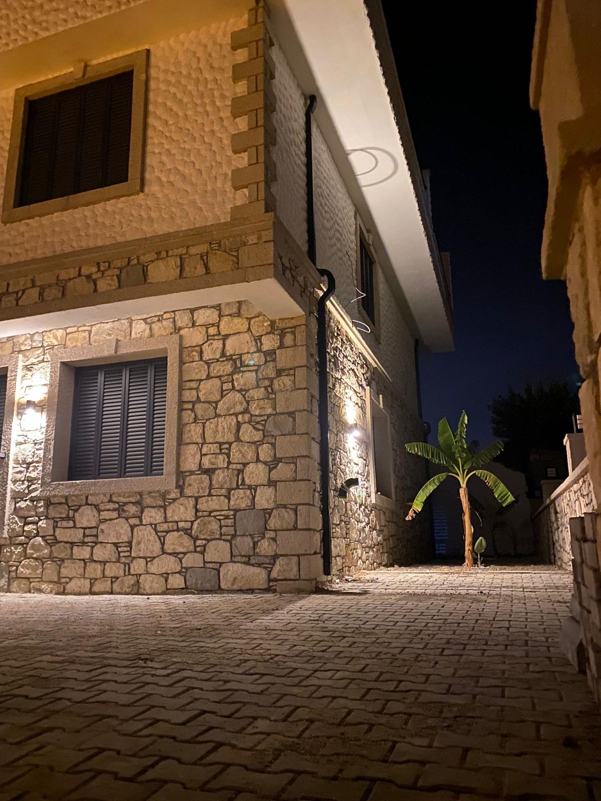 Gece çekilmiş taş cephe detayı