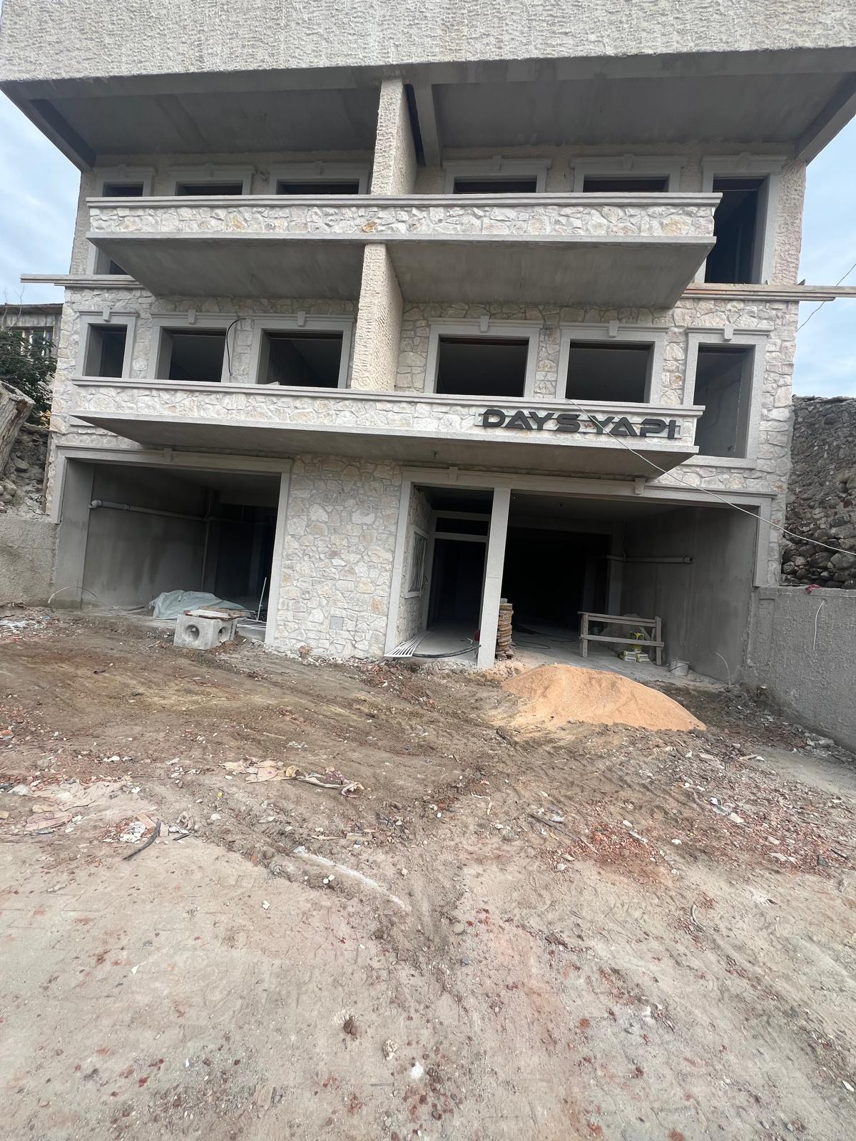 İnşaat aşamasındaki taş cepheli yapı