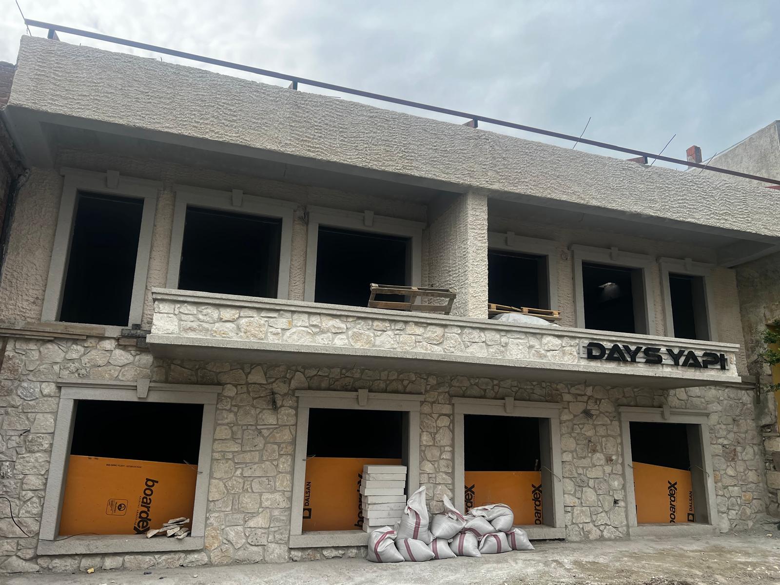 Cephe uygulaması devam eden yapı